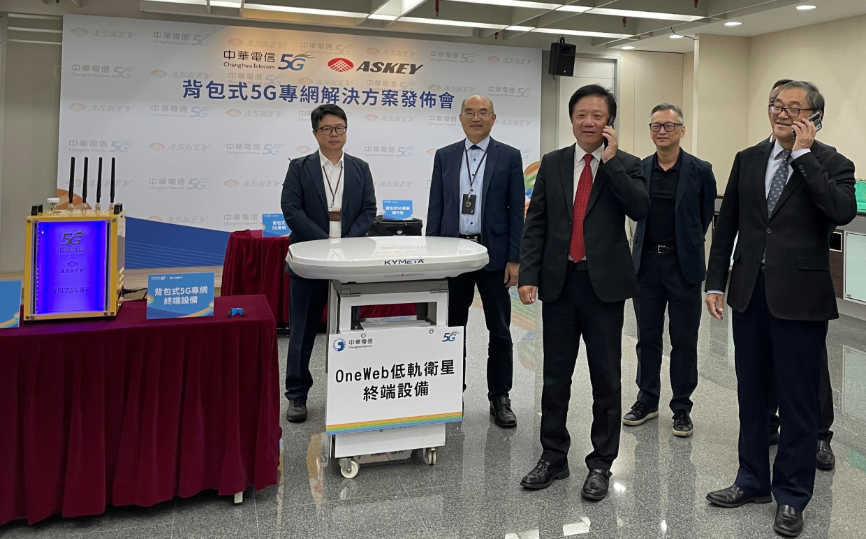 4_亞旭電腦林成貴董事長(右一)與中華電信網路分公司簡志誠總經理(右三)現場使用手機透過「背包式5G專網」進行即時通訊